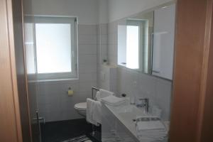 A bathroom at Ferienwohnungen Fritz