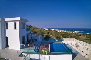 Villa mit Pool und Meerblick in der Unterkunft Aetopetra Villa in Protaras