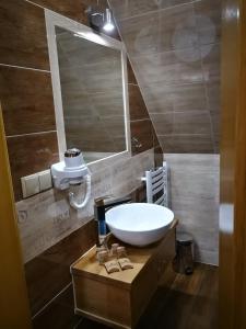 La salle de bains est pourvue d'un lavabo et d'un miroir. dans l'établissement Domek u Kubusia, à Białka Tatrzańska