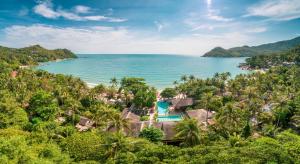 uma vista aérea de um resort e do oceano em Anantara Rasananda Koh Phangan Villas em Thong Nai Pan Noi