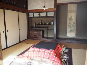 a room with a bed in the middle of a room at Furuki in Mashiko