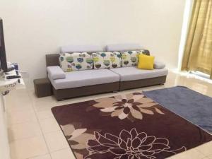 un soggiorno con divano e tappeto di NUHA HOMESTAY a Seri Iskandar