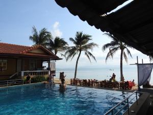 una piscina con vista al mar en Sun Beach Bungalows, en Haad Rin 58 fotos más