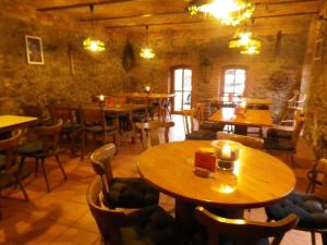 un ristorante con tavoli e sedie in una stanza di Zum Sudhaus im Herzen der Schorfheide a Golzow