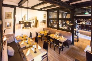 an overhead view of a restaurant with tables and chairs at Halberstädter Hof in Halberstadt