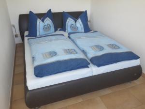 A bed or beds in a room at Ferienwohnungen Fritz