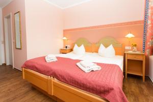 Postel nebo postele na pokoji v ubytování Hotel Garni Am Deich