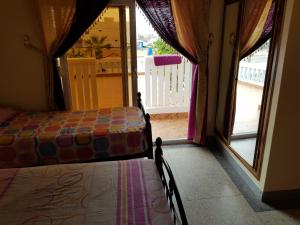 ein Schlafzimmer mit einem Bett neben einem Fenster in der Unterkunft Hotel Canarias Sahara in Tan-Tan Plage