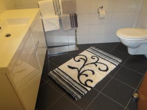 A bathroom at Ferienwohnungen Fritz