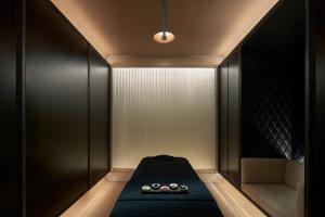 une chambre avec un lit dans l'angle d'une pièce dans l'établissement The PuXuan Hotel and Spa, à Pékin