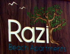 un cartel con un árbol y las palabras "razoti". en Razi Beach, en Lefokastro