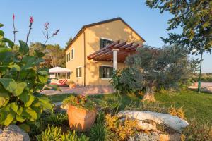 dom z ogrodem przed nim w obiekcie Villa Primorje w Biogradzie na Moru