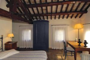 a bedroom with a bed and a desk and a table at Villa Goetzen in Dolo