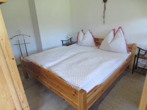 A bed or beds in a room at Ferienwohnungen Fritz