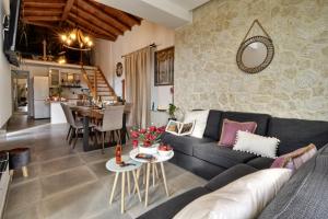 a living room with a couch and a table at Villa Larna Corfu in Kavvadádes