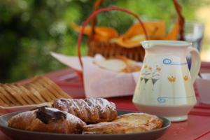a plate of pastries and a vase on a table at Shauri Glamping in Noto