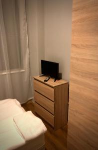 sypialnia z łóżkiem i telewizorem na komodzie w obiekcie Hotel Akor w Bydgoszczy