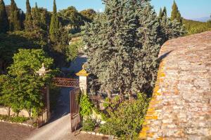 una entrada a una casa con una puerta y árboles en Château de la Motte, en Marcorignan