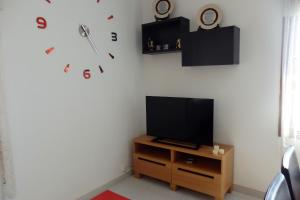 TV a/nebo společenská místnost v ubytování MEDDAYS VILLA AMPARO