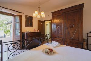 a bedroom with a bed and a wooden cabinet at Il Giardino delle Giare in Castiglion Fiorentino +39 photos