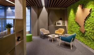 una oficina con sillas y una pared verde en ibis Styles Pamplona Noain, en Noáin