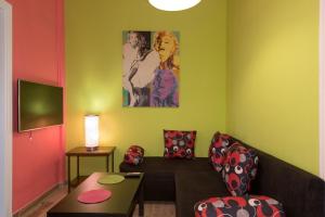un soggiorno con divano e sedia di Helena Apartments & Villas a Sidari