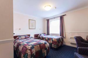 a hotel room with two beds and a window at Roselawn Hotel in Reading +14 photos