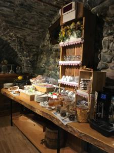 einen Tisch mit Kuchen und anderen Speisen darauf in der Unterkunft NicoMat Rooms in Domodossola