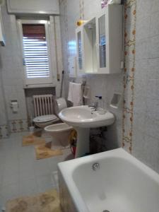 モーラ・ディ・バーリにあるIl Roseto di Molaのバスルーム(洗面台、トイレ付)