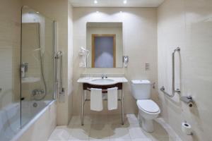 Un baño de ibis Styles Pamplona Noain