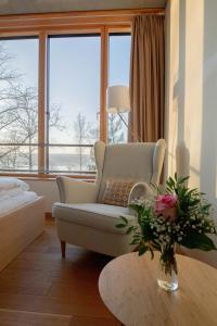 uma sala de estar com um sofá e uma mesa em SUKHAVATI Apartments em Bad Saarow