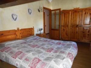 Postel nebo postele na pokoji v ubytování mansarda La Ruine