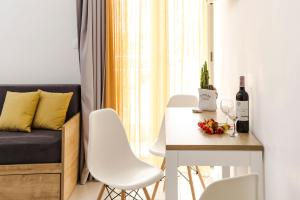 uma pequena sala de estar com uma mesa e um sofá em Castell Hotel em Kissamos