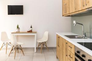 A kitchen or kitchenette at Castell Hotel