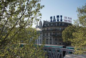 Un bâtiment avec un panneau en haut dans l'établissement Hotel The Playce by Happyculture, à Paris