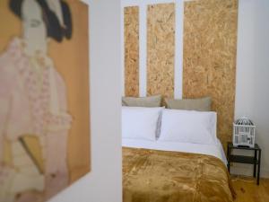 ein Schlafzimmer mit einem Bett und einem Wandgemälde in der Unterkunft Sapateiros Street 207 - City Center Apartment in Lissabon