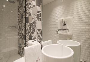 een witte badkamer met een wastafel en een toilet bij HM - The Garden in Porto +29 foto's