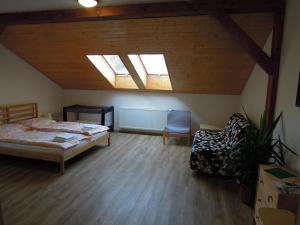 Postel nebo postele na pokoji v ubytování Apartment Vlčice u Trutnova