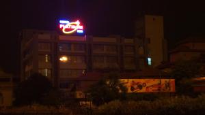 un edificio con un cartel de neón en él por la noche en Hotel Platinum Inn, en Ahmedabad