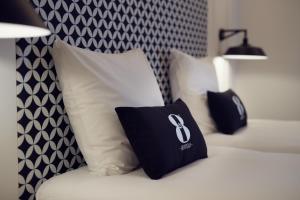 Una cama o camas en una habitación de Gr8 Hotel Bodegraven