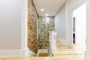 a stone wall in the hallway of a house at São Francisco in Matosinhos