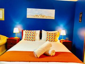 Aussie Rest Motel في سيسنوك: غرفة نوم يوجد عليها سرير محشوة حيوان