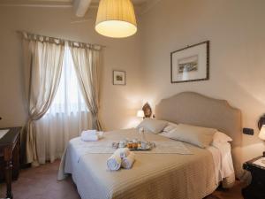 PiegaioにあるBelvilla by OYO Villa Ginestraのベッドルーム1室(タオル付)