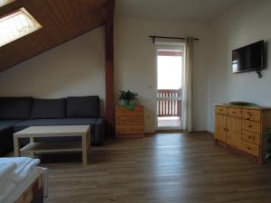 TV a/nebo společenská místnost v ubytování Apartment Vlčice u Trutnova