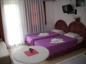 Postel nebo postele na pokoji v ubytování Çeşme Vural Apart Hotel