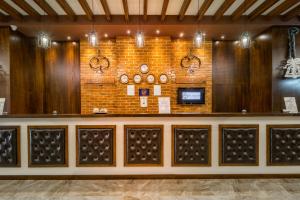 una sala di degustazione di vini con un mucchio di portabottiglie di Platinum Hotel and Casino Bansko a Bansko