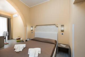 Un dormitorio con una cama con dos toallas encima. en KORY Bed & Breakfast, en San Vito lo Capo