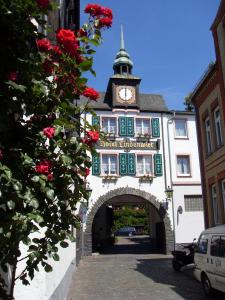 un edificio con una torre de reloj encima en Hotel Lindenwirt, en Rüdesheim am Rhein