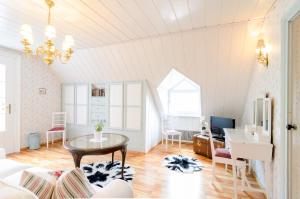 ein Wohnzimmer mit einem Tisch und einem Sofa in der Unterkunft Villa Behrens in Bad Gastein