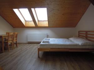 Postel nebo postele na pokoji v ubytování Apartment Vlčice u Trutnova